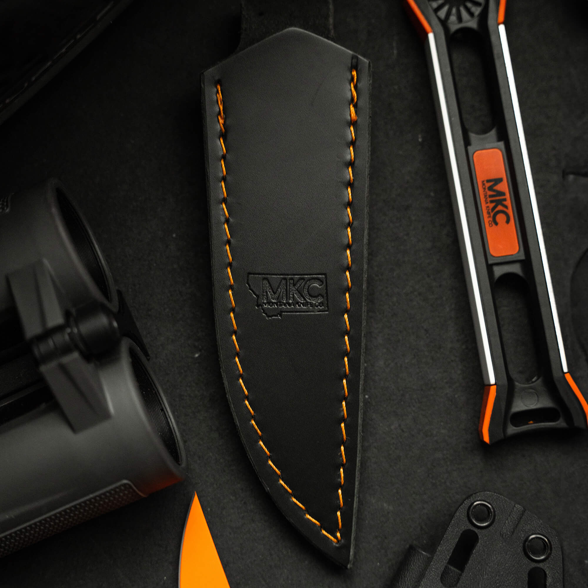 BLACK/ORANGE BLACKFOOT 2.0 LEATHER SHEATH - VERTICAL CARRY